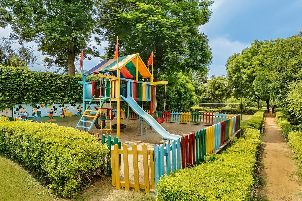 Trident Agra Hotell Agra  Exteriör bild Playground at the park