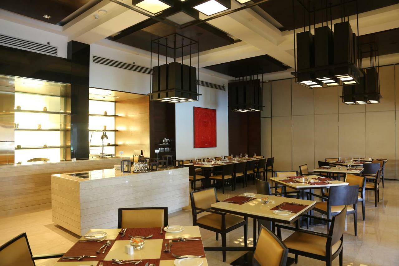 Trident Agra Hotell Agra  Exteriör bild The restaurant