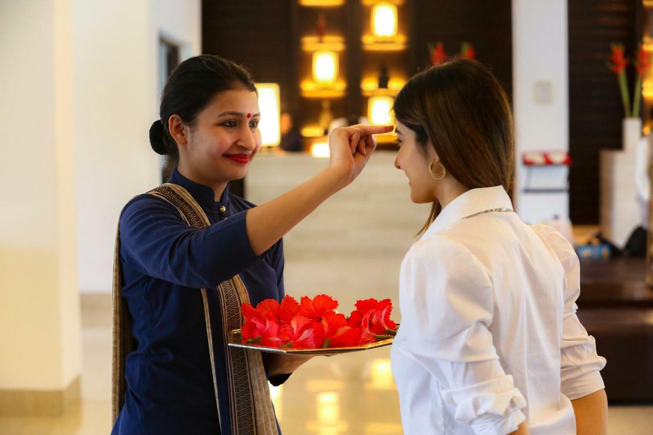Trident Agra Hotell Agra  Exteriör bild A hotel staff welcoming a guest