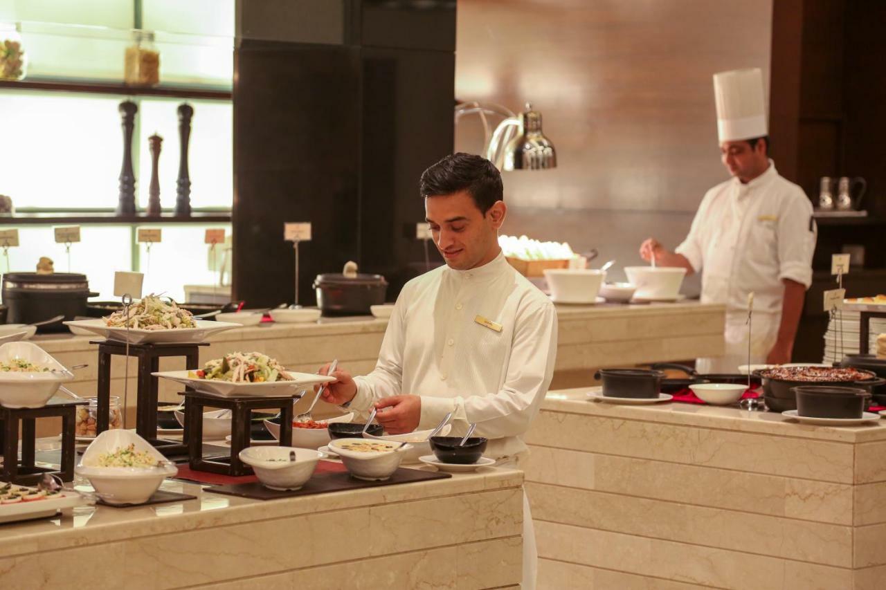 Trident Agra Hotell Agra  Exteriör bild A chef at work