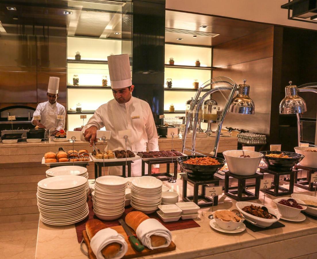Trident Agra Hotell Agra  Exteriör bild A buffet at a hotel