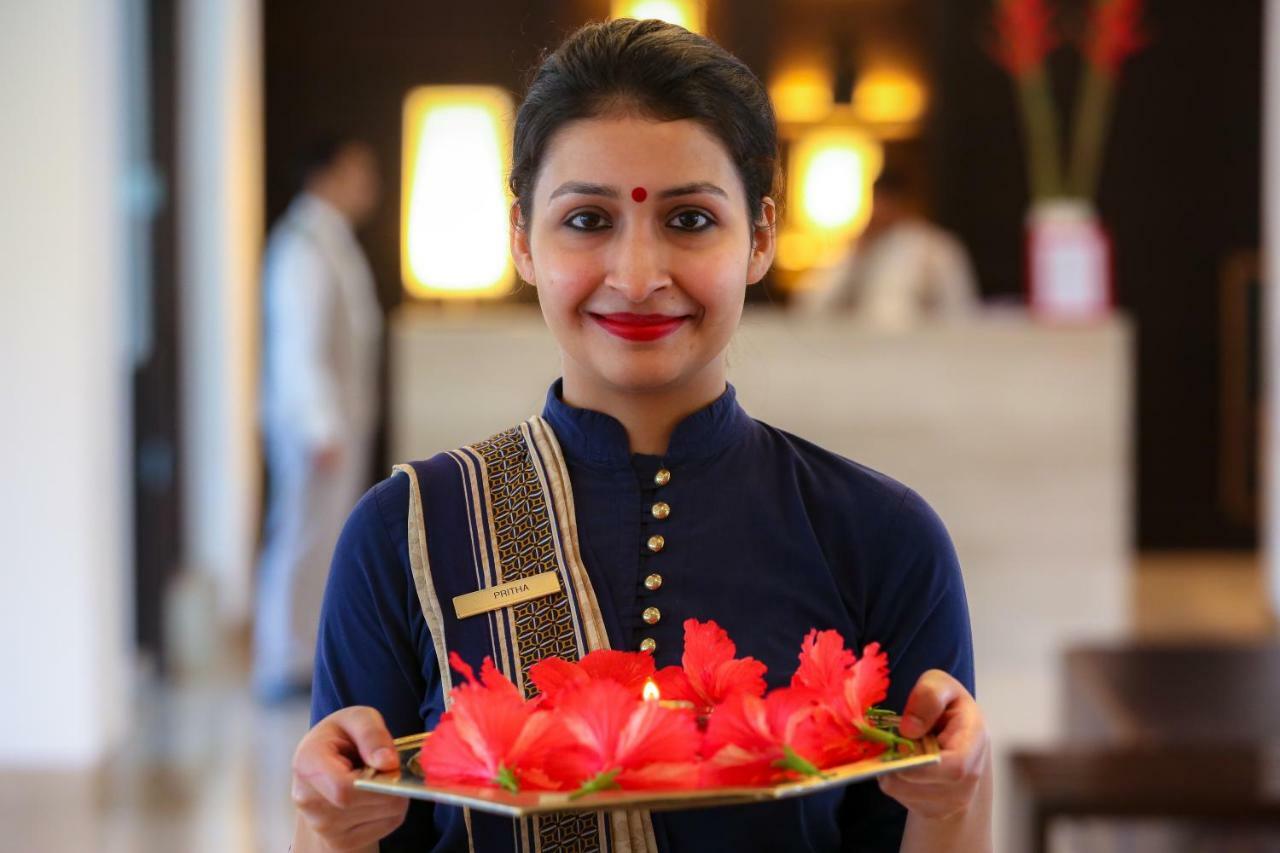 Trident Agra Hotell Agra  Exteriör bild A hotel employee in India