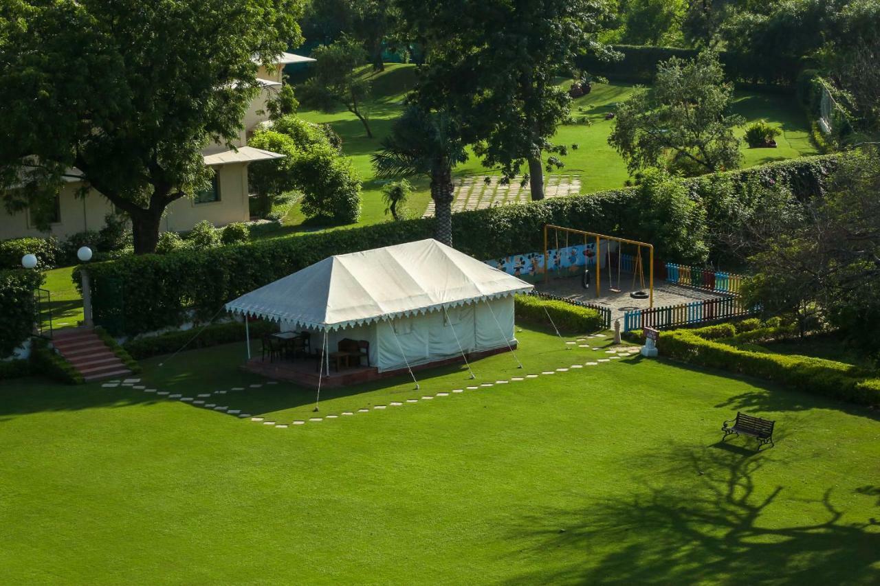 Trident Agra Hotell Agra  Exteriör bild The lawns of the Taj Bengal