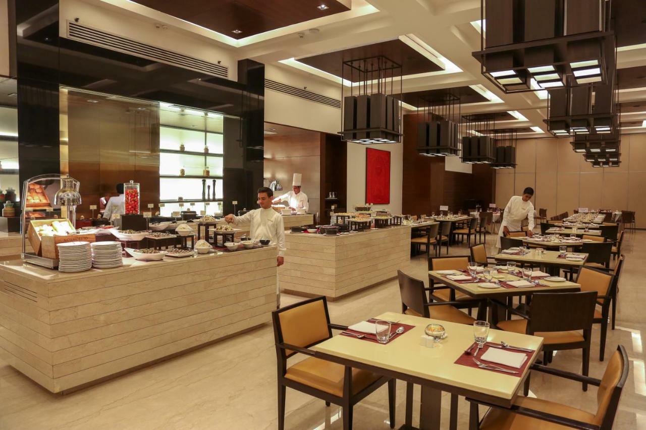 Trident Agra Hotell Agra  Exteriör bild The buffet at the hotel