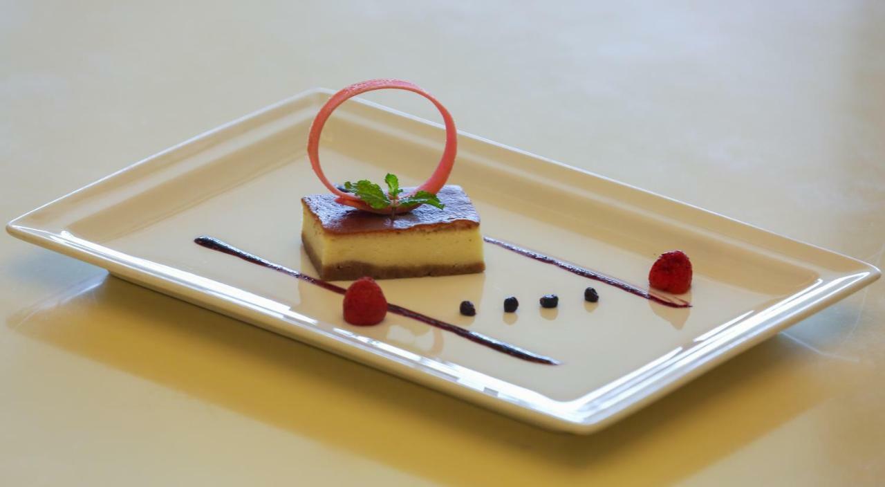 Trident Agra Hotell Agra  Exteriör bild A cheesecake