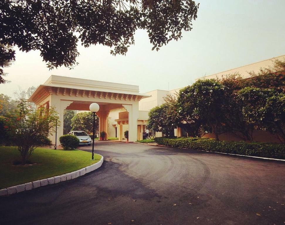 Trident Agra Hotell Agra  Exteriör bild Entrance to the Taj Bengal