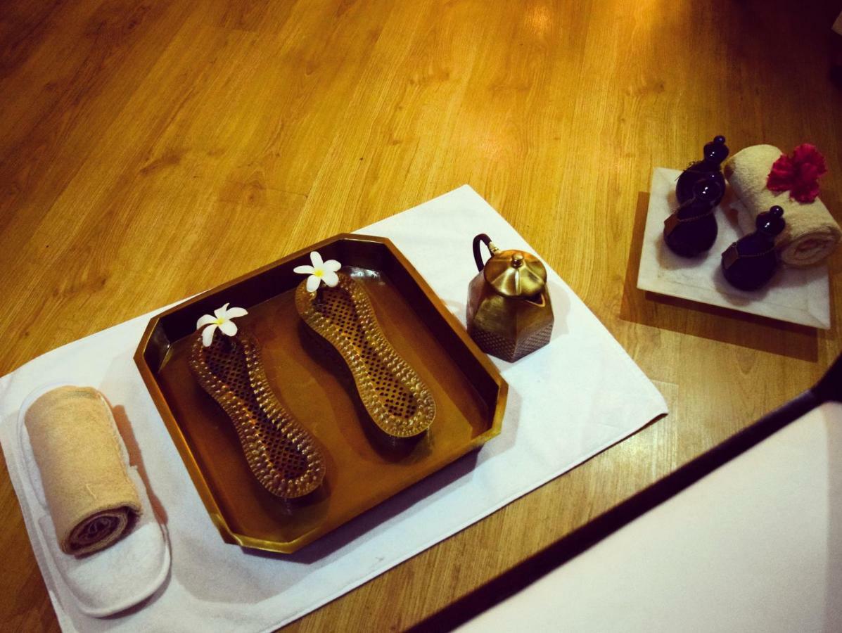 Trident Agra Hotell Agra  Exteriör bild A set of traditional Korean massage tools