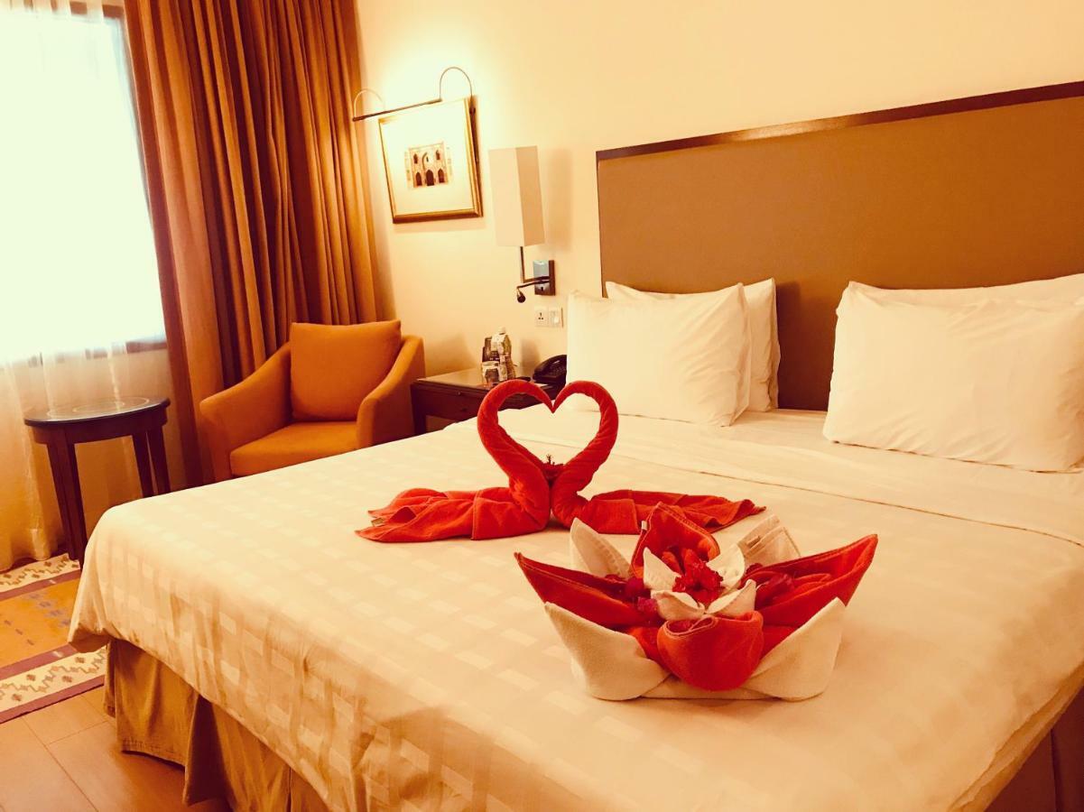 Trident Agra Hotell Agra  Exteriör bild A bed with a heart-shaped towel
