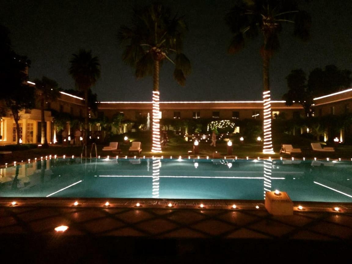 Trident Agra Hotell Agra  Exteriör bild The pool at the Taj Mahal Palace