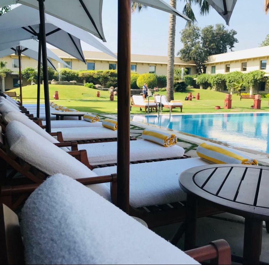 Trident Agra Hotell Agra  Exteriör bild Pool at the Four Seasons Hotel, Cairo