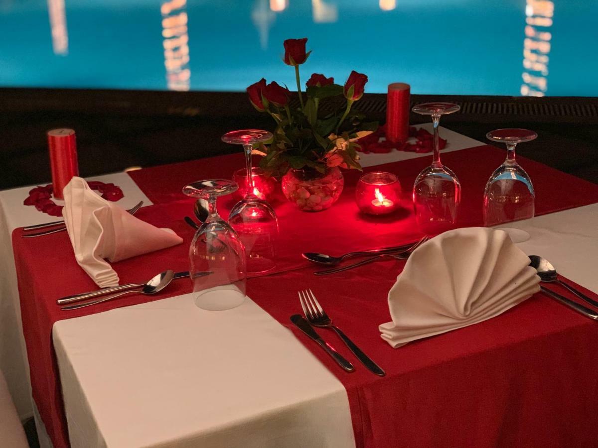 Trident Agra Hotell Agra  Exteriör bild A table set for dinner