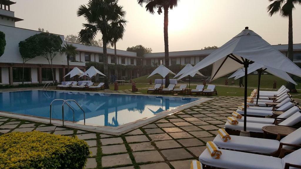 Trident Agra Hotell Agra  Exteriör bild The pool at the Taj Bengal