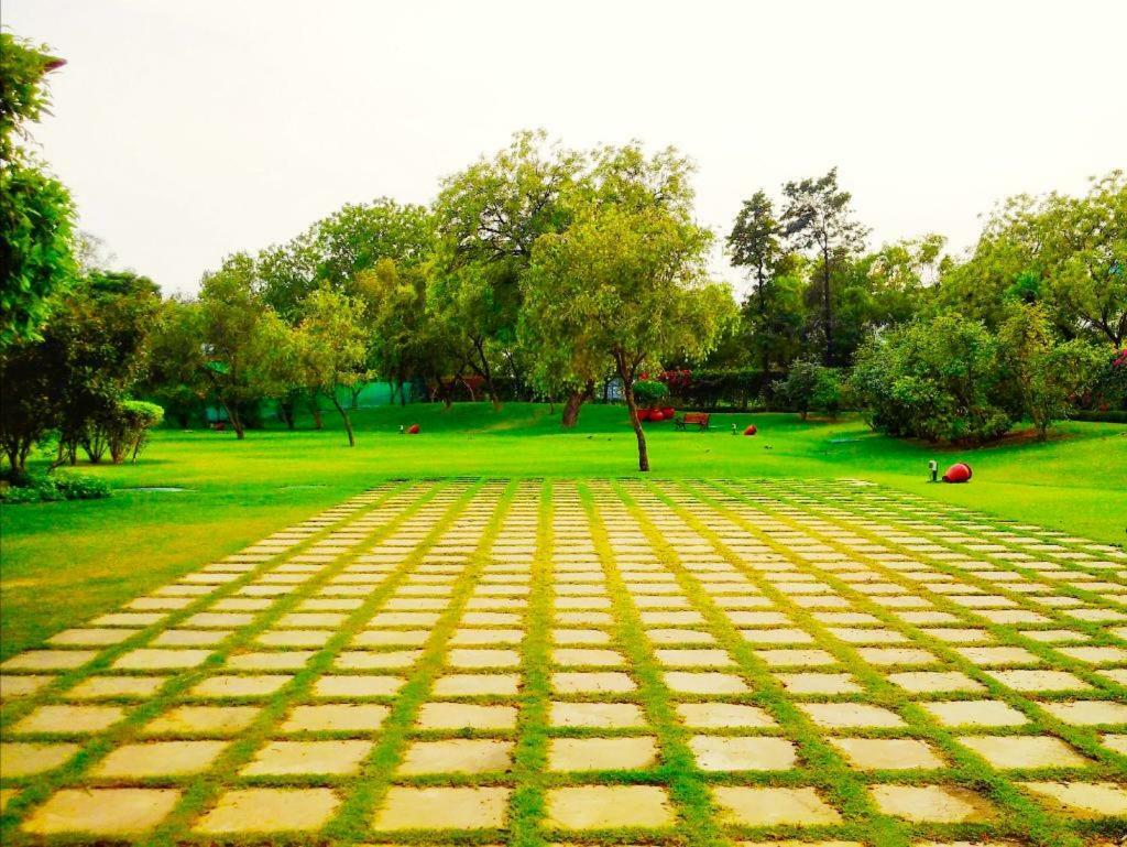 Trident Agra Hotell Agra  Exteriör bild The park at the center of the campus