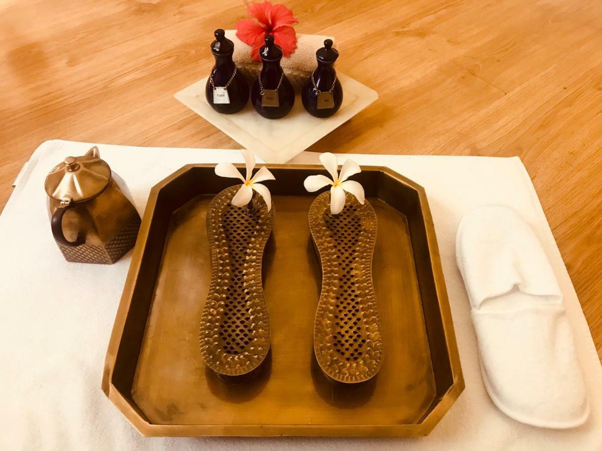 Trident Agra Hotell Agra  Exteriör bild Thai foot massage