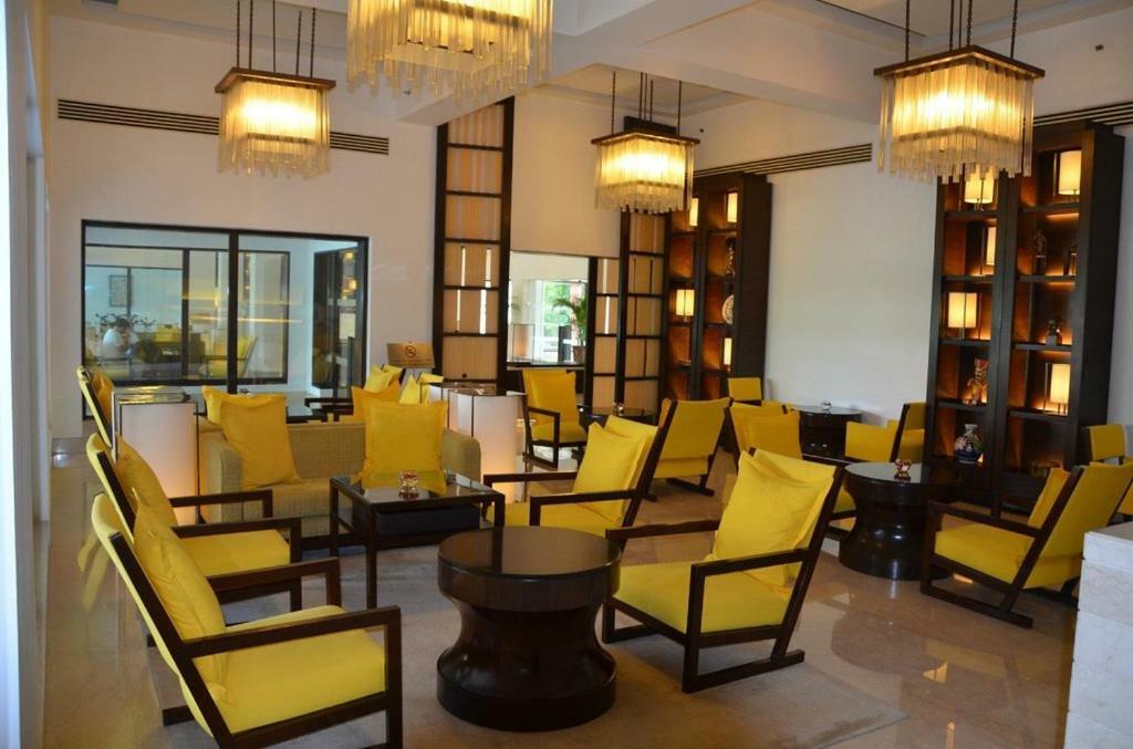 Trident Agra Hotell Agra  Exteriör bild The lounge at the airport