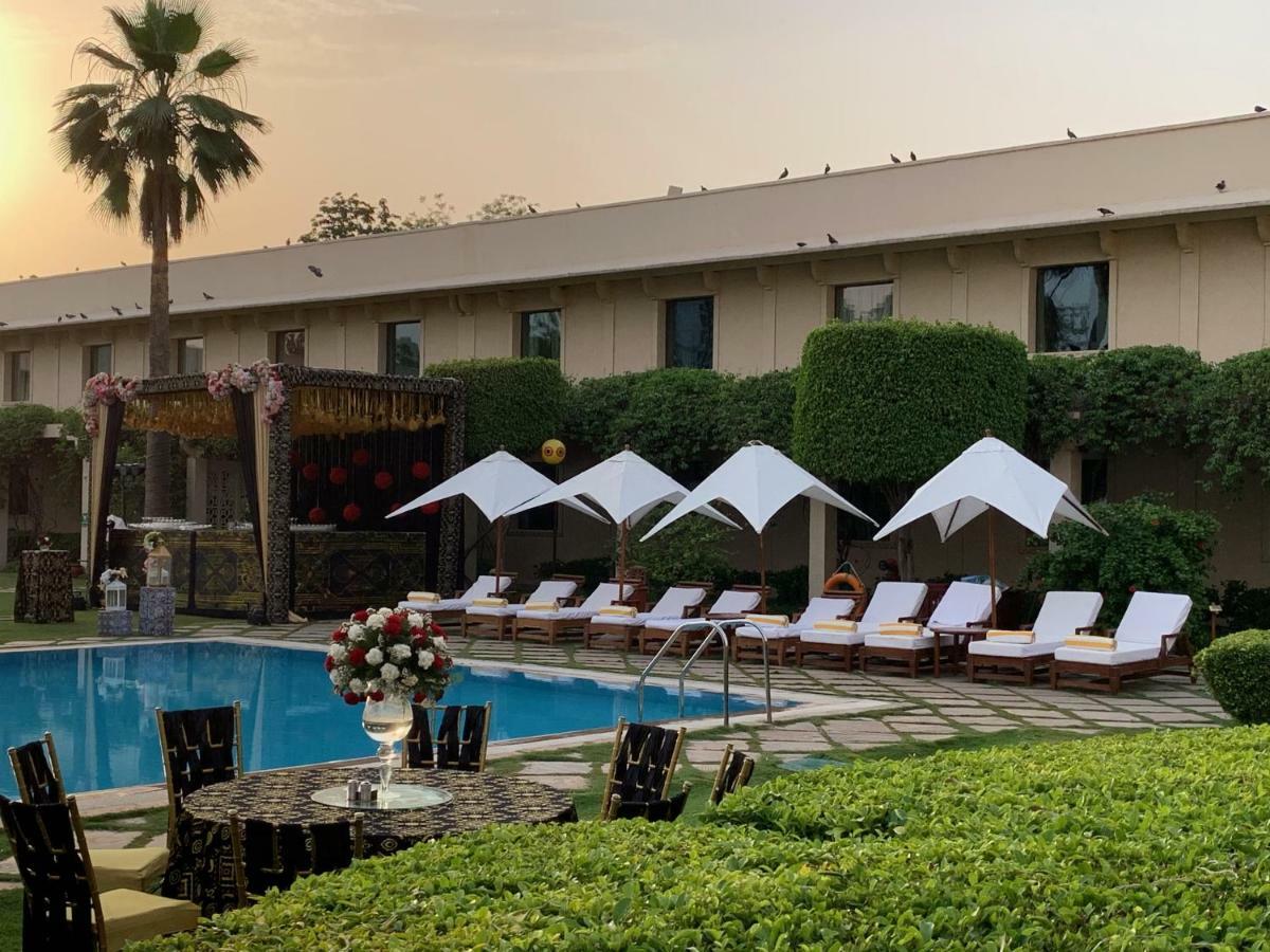 Trident Agra Hotell Agra  Exteriör bild The pool at the hotel