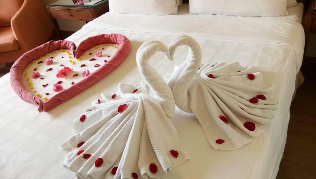 Trident Agra Hotell Agra  Exteriör bild Towel swans