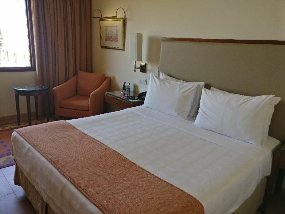 Trident Agra Hotell Agra  Exteriör bild A bedroom at the hotel