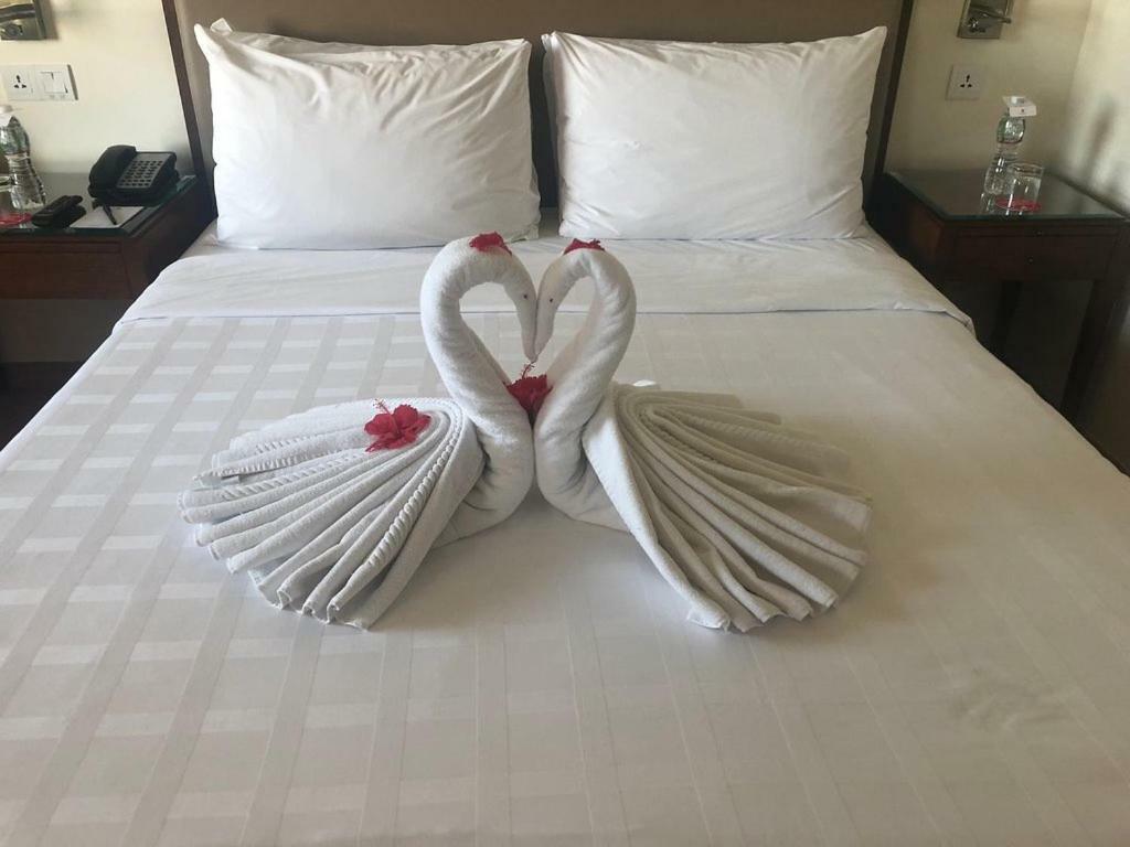 Trident Agra Hotell Agra  Exteriör bild Towel swans on a bed